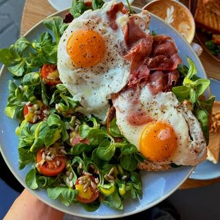 Bajgiel z sosem truflowym,