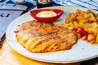 Puretina sa žara s mladim krumpirom