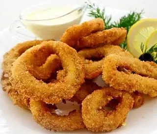 Inele de calamari prăjiţi
