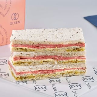 Pastrami a la mostaza y pepinillos