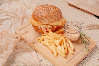 Fish-Burger de cod cu sos Aioli Kimchi și salată Coleslaw