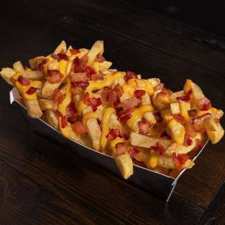 Patatine fritte, cheddar e bacon