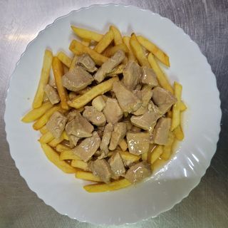 Lomo al ajillo con guarnición