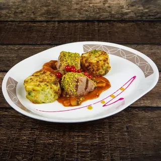 Medalion din mușchiuleț de porc, învelit în ierburi aromate