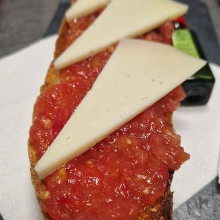 Tostada tomate y queso manchego 
