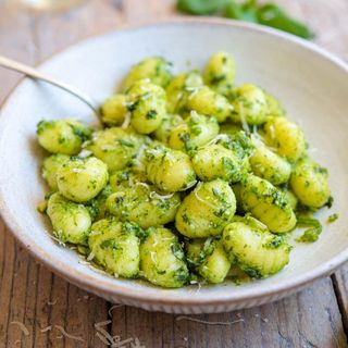 Gnocchi al pesto di rucola e pomodorini secchi