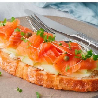 Tostada Entera De Philadelphia Con Salmón