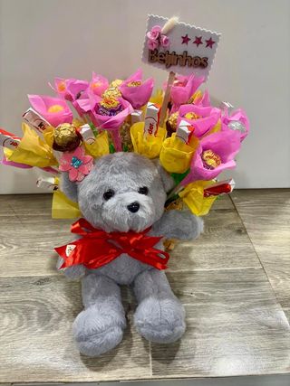 Urso com Flores de Papel e Chocolate