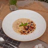 Kaša od pahulica sa kokosovom mlijekom, granolom i pečenom jabukom