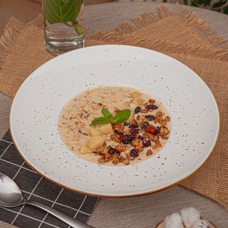 Kaša od pahulica sa kokosovom mlijekom, granolom i pečenom jabukom