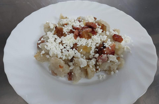 Kluski z serem białym kraszone słoninką