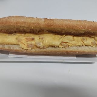 Bocadillo de tortilla de gambas 