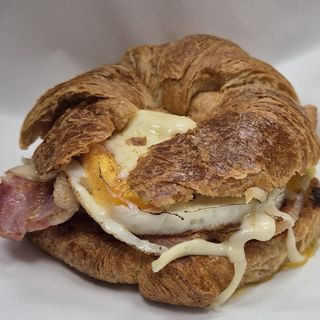 Croissant Cheddar gouda bacon huevo