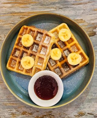 ბელგიური ვაფლი ბანანით და შოკოლადით