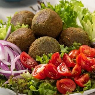 Falafel Con Ensalada (4 Uds.)