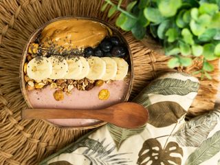 Whey protein i crveno voće granola obrok