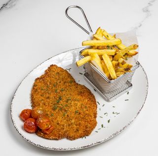 Milanesa de pollo con patatas fritas