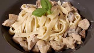 Паста с пилешко филе и гъби (350гр)