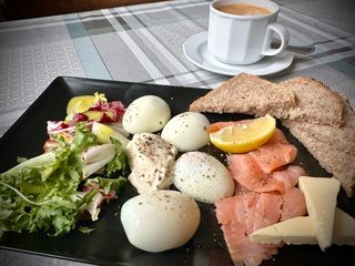 Łosoś z jajkami na twardo, mixem sałat z winegretem,