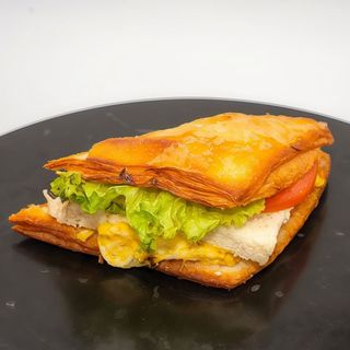 Bocadillo De Pollo Mostaza, Miel, queso curado
