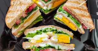 Club sandwich cu ou și șuncă de pui 