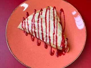 Млинець з полуницею під ванільним соусом (210 г)