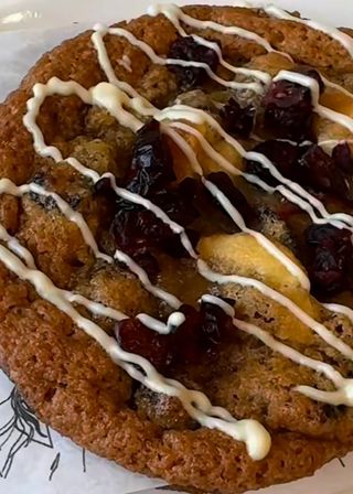 Cookie De Chocolate Blanco Y Arándanos