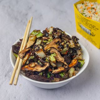 Svinjetina sa shiitake pečurkama i povrćem