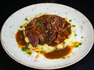 Телячі щічки з пюре (350g)