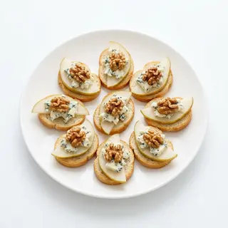 Canapés Con Pera, Queso Gorgonzola Y Nueces