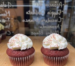 2 Red Velvet cupcake