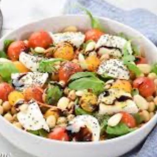 INSALATONA VEGETARIANA CON MOZZARELLA 