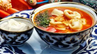 Пельмени в красном бульоне