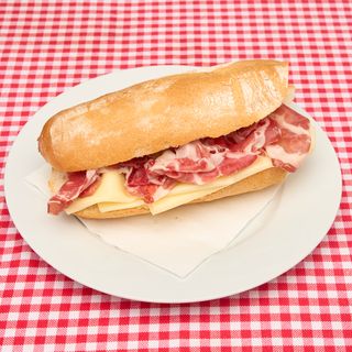 Panino con coppa piacentina e formaggio