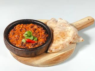 Лобіо по-грузинськи з хлібом шоті