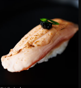 Nigiri łosoś opalany