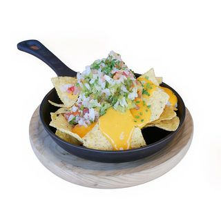 Nachos A La Brasa Con Queso Fundido Guacamole Y Pico De Gallo