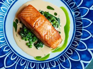 Стейк лосося з зеленим горошком та соусом із мідій (230 г)