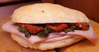 Panino con prosciutto cotto di Praga, cicoria ripassata e pomodori secchi