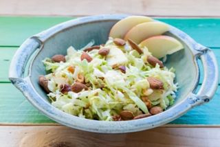 Insalatina di cappuccio, mele e mandorle tostate - 200 g