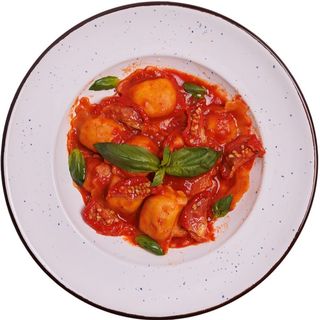 Равіолі з моцарело, беконом та в'яленими томатами