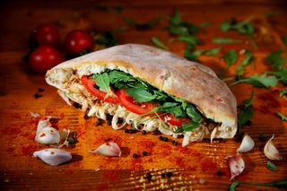 Chifla cu piept de pui