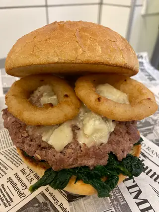 Road Burger -servito con patate dippers
