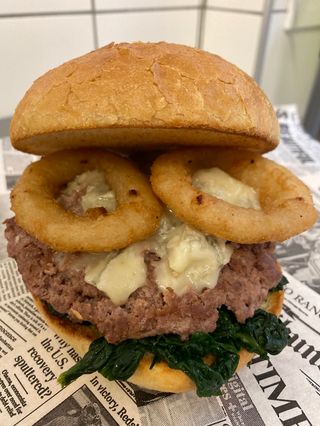 Road Burger -servito con patate dippers