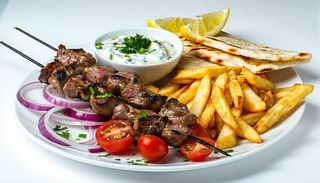 Souvlaki de porc la farfurie