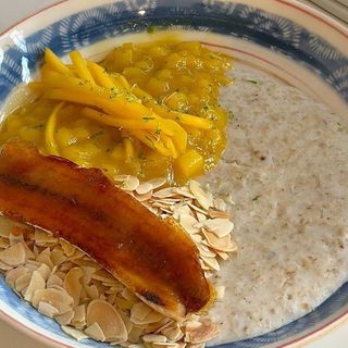 Вівсяна каша з манго та бананом