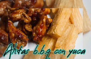 Alitas con arepa