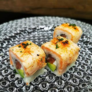 Uramaki Especial De Salmón Con Cobertura Cruda (7Uds.)