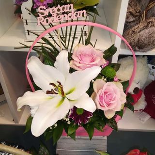 Aranžman sa ljiljanom i ružama