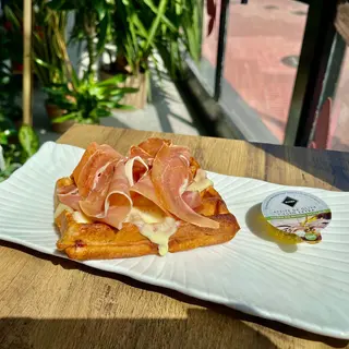 Gofre Con Jamón Serrano Y Queso Gouda
